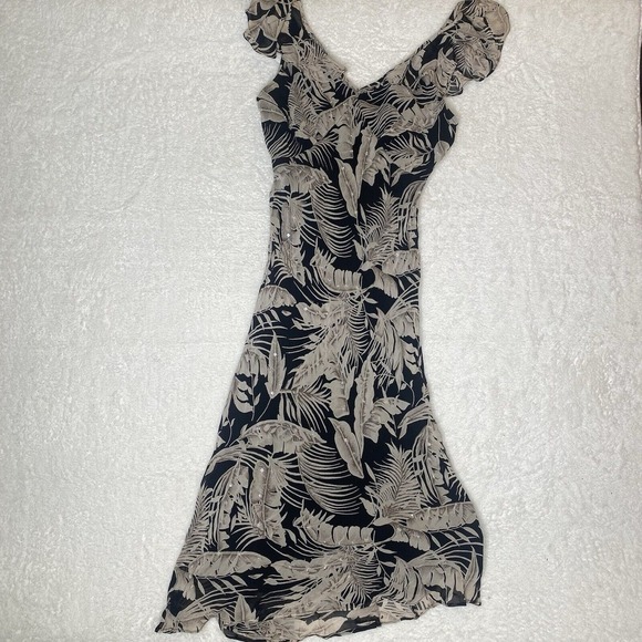 Isle of Paradise Dresses & Skirts - Vintage line floral sleeveless ruffled straps v neck mid length tapered dress S